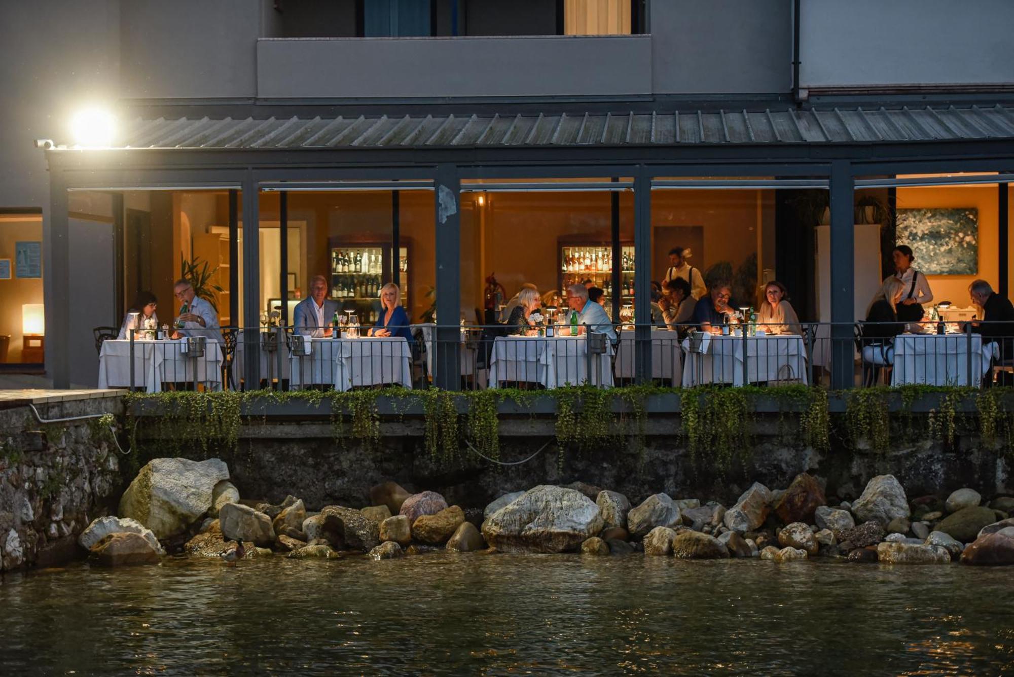 Bella Hotel & Restaurant With Private Dock For Mooring Boats Сан-Феличе-дель-Бенако Экстерьер фото